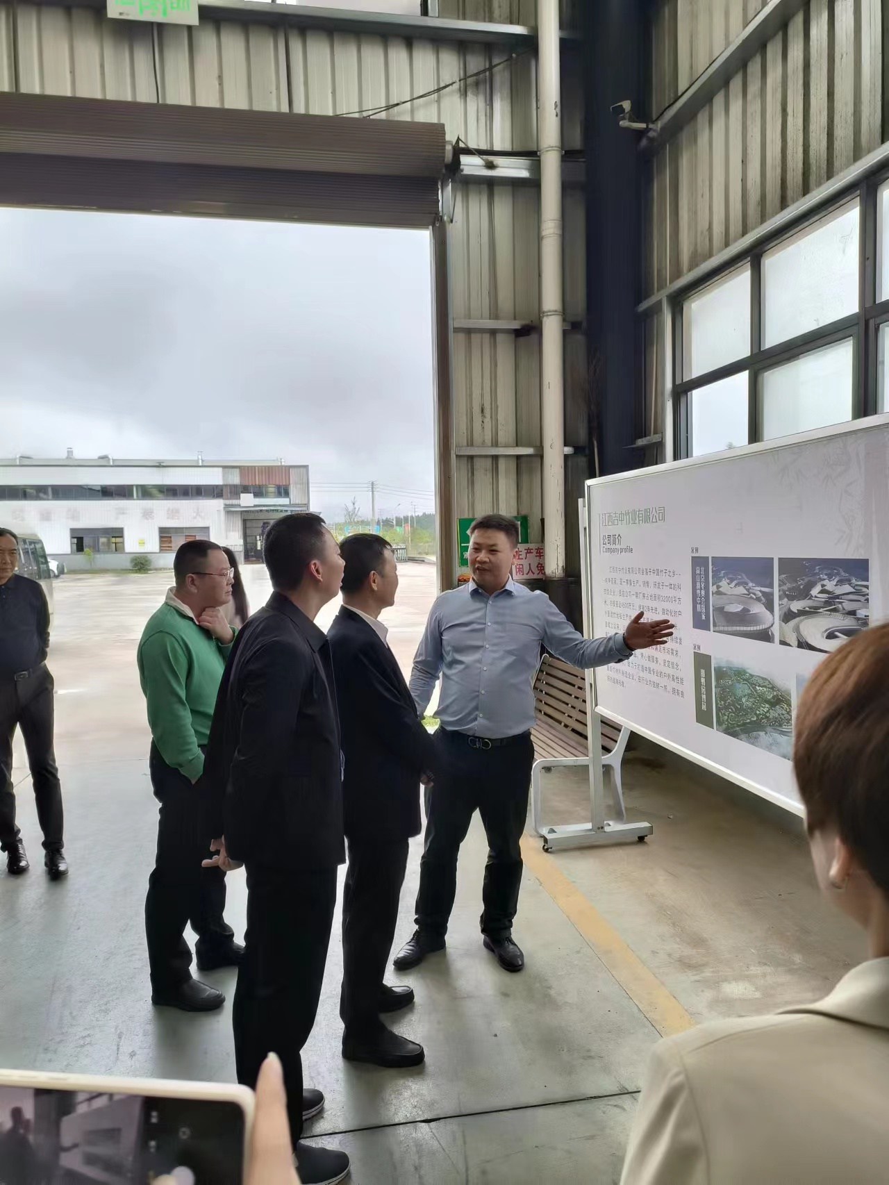 欢迎市政协副主席伍旭鸿一行莅临指导